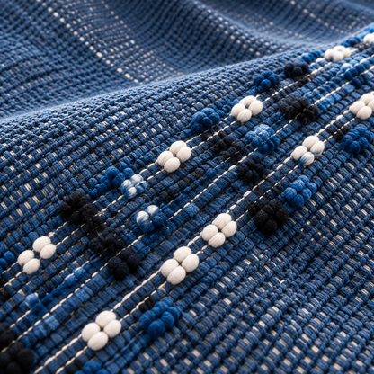 Primer plano de la trama tejida y detalles de hilos azules, blancos y oscuros